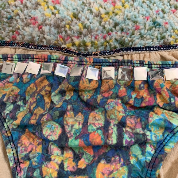 Leopard print bikini bottoms 🐆 - Picture 2 of 5